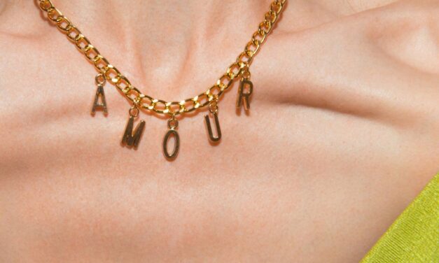 Romantic jewelry gifts for Valentine's Day