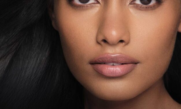 Reach the perfection of complexion with this matt foundation and setting spray