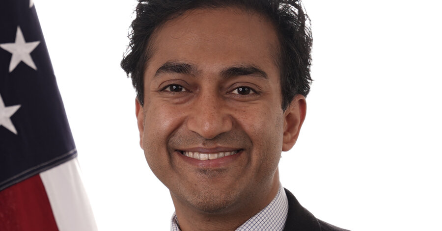 Controversial FDA vaccine regulator resigns